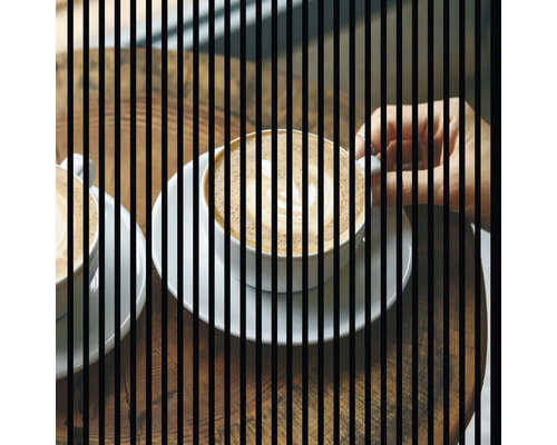 Designový akustický panel DIGI05S 1133x19x1195 mm Dva šálky cappuccina na dřevěném stole, částečně zakryté svislými pruhy.