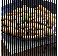 Kaiserschmarrn v černé misce, posypaný moučkovým cukrem a ozdobený mátou