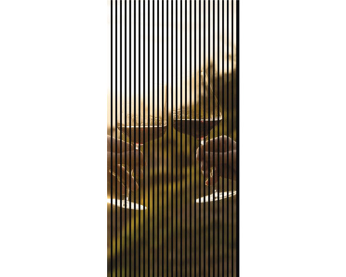 Designový akustický panel DIGI05L 1133x19x2400 mm Dvě ruce si připíjejí sklenicemi vína, svislé čáry v popředí.