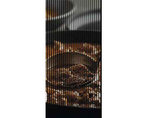 Designový akustický panel DIGI05R 1133x19x2400 mm Je prezentována lžíce s hnědou omáčkou.
