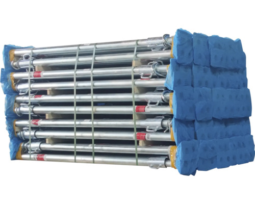 Stoh pozinkovaných stavebních podpěr na paletě