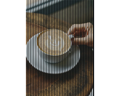 Designový akustický panel DIGI05S 1693x19x2400 mm Šálek cappuccina na dřevěném stole s rukou, která se natahuje pro šálek.