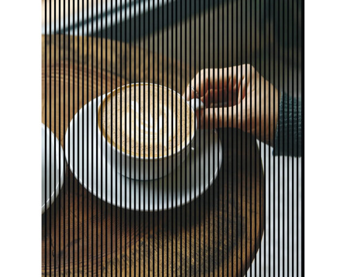 Designový akustický panel DIGI05S 2253x19x2400 mm Šálek cappuccina na dřevěném stole s rukou držící šálek