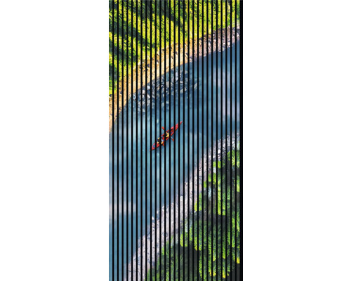 Designový akustický panel DIGI05C 1133x19x2400 mm Letecký pohled na osobu v kajaku na řece, částečně zakrytý svislými pruhy.