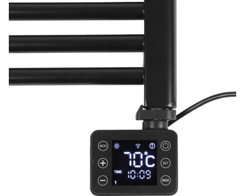 Detail černého radiátoru s regulátorem teploty a digitálním displejem