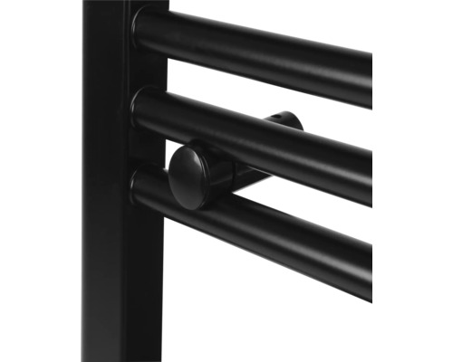 Detailní záběr radiátoru na ručníky s kulatými trubkami