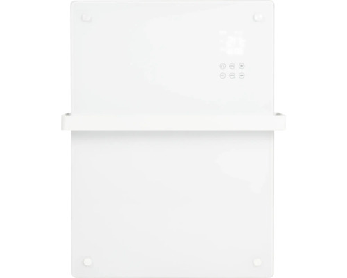 Bílý radiátor s digitálním displejem a držákem na ručníky