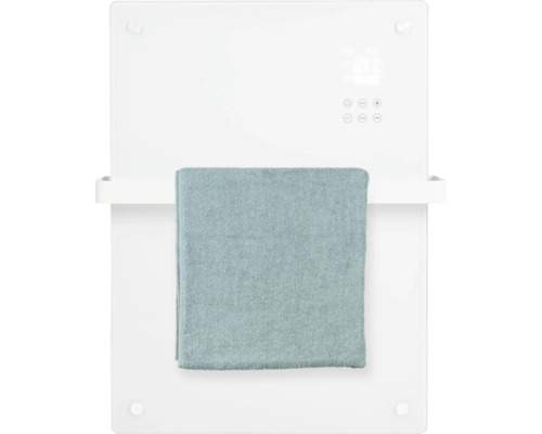 Bílý ohřívač ručníků s ručníkem