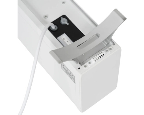 Detail projekčního plátna s ovládacími prvky a napájecím kabelem