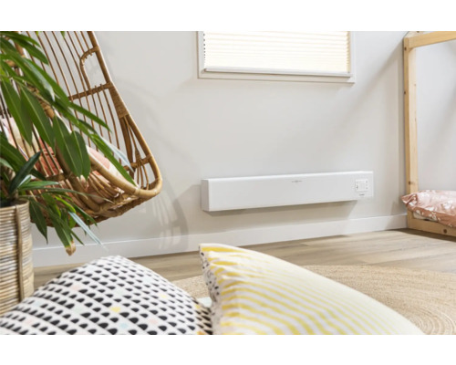 Světlá místnost s nástěnným topením, závěsným košem a polštáři