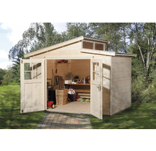 Dřevěný zahradní domek s otevřenými dvoukřídlými dveřmi a okny