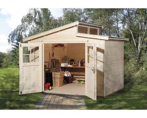 Dřevěný zahradní domek s otevřenými dvoukřídlými dveřmi a okny