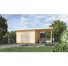 Dřevěný zahradní domek s krytou terasou na zahradě.