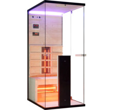 Vnitřní pohled na infračervenou saunu s dřevěným obložením a skleněnými prvky