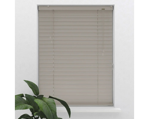 Zavřené dřevěné žaluzie před oknem