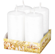 Čtyři bílé válcové svíčky v kartonové krabici