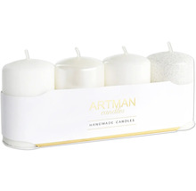 Čtyři bílé sloupové svíčky v balení s logem společnosti Artman Candles