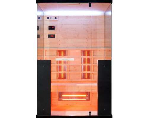 Vnitřní pohled na infračervenou saunu s dřevěným obložením a digitálním displejem