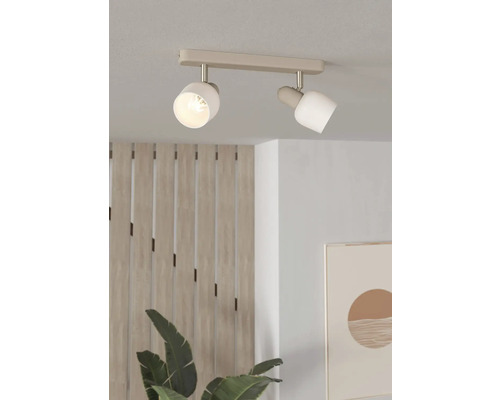 Stropní svítidlo se dvěma bodovými světly v obývacím pokoji