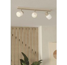 Stropní lišta se třemi bodovými světly v obývacím pokoji