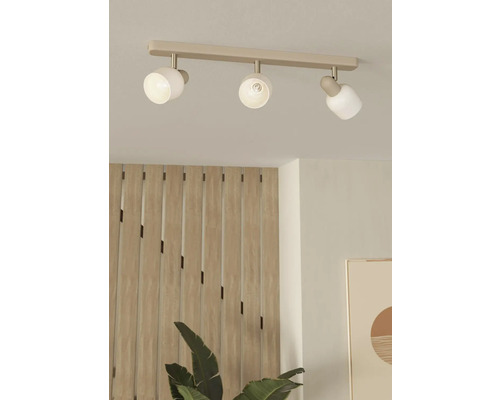 Stropní lišta se třemi bodovými světly v obývacím pokoji