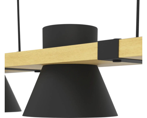 Závěsné svítidlo s dřevěnou tyčí a kovovými stínidly