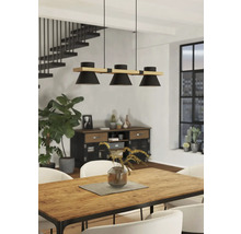 Jídelna s jídelním stolem, židlemi a závěsnou lampou se třemi stínidly