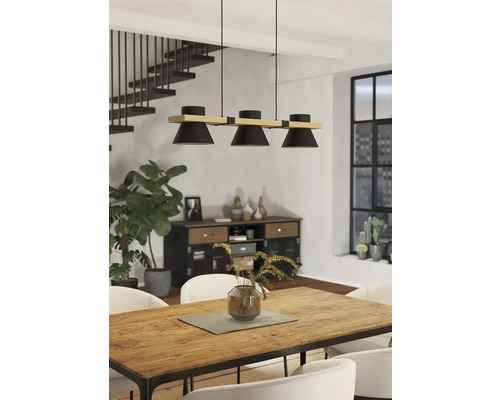 Jídelna s jídelním stolem, židlemi a závěsnou lampou se třemi stínidly