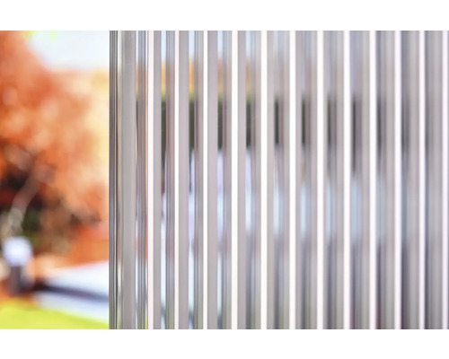 Detail svislého lamelového plotu z hliníku