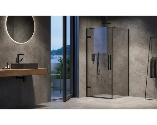 Moderní koupelna se sprchou, umyvadlem a zrcadlem