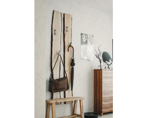 Chodba s dřevěným věšákem, lavicí, deštníkem a taškou