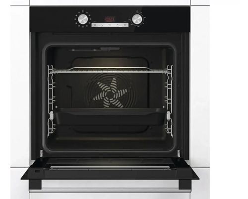 Otevřená vestavná trouba s ventilátorem, grilovací mřížkou a plechem na pečení.