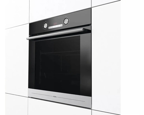 Vestavná trouba v kuchyňské lince.