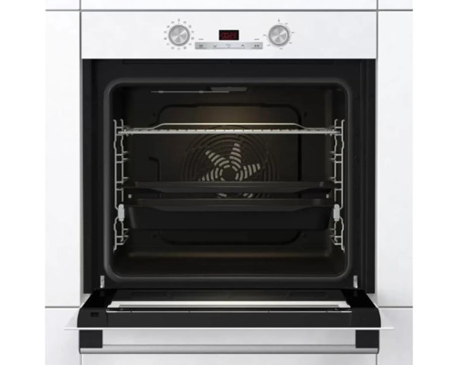 Vnitřní pohled na troubu s plechem na pečení a grilovací mřížkou