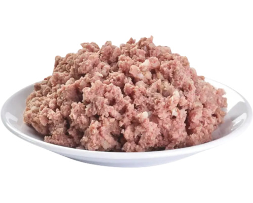 Hromada mokrého krmiva pro domácí zvířata na talíři