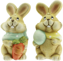 Dvě figurky zajíčků s mrkví a velikonočním vajíčkem jako dekorace