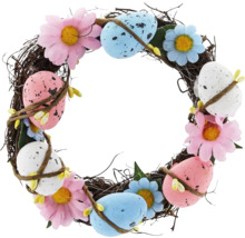 Dekorativní velikonoční věnec s vejci a květinami pro Velikonoce.