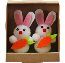 Dvě figurky velikonočních zajíčků s mrkvemi v krabici