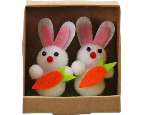 Dvě figurky velikonočních zajíčků s mrkvemi v krabici