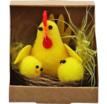 Dekorativní velikonoční dekorace se slepicí a kuřátky v hnízdě v krabici