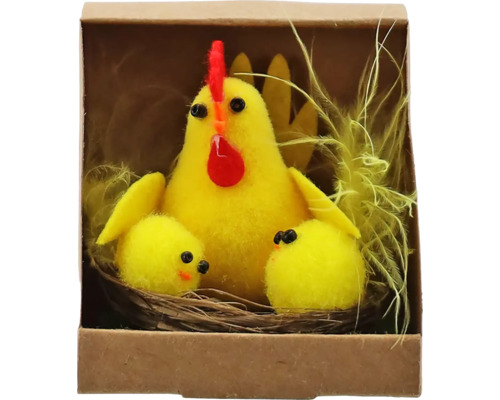 Dekorativní velikonoční dekorace se slepicí a kuřátky v hnízdě v krabici