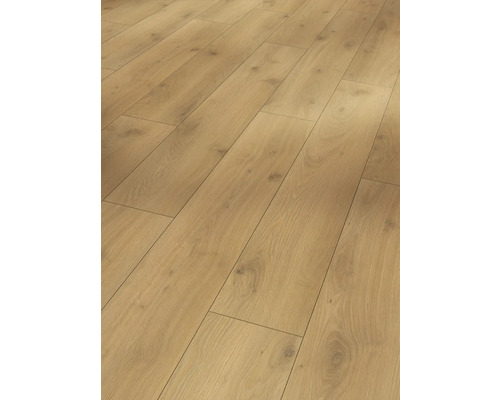 Položená laminátová podlaha s dřevěnou strukturou.