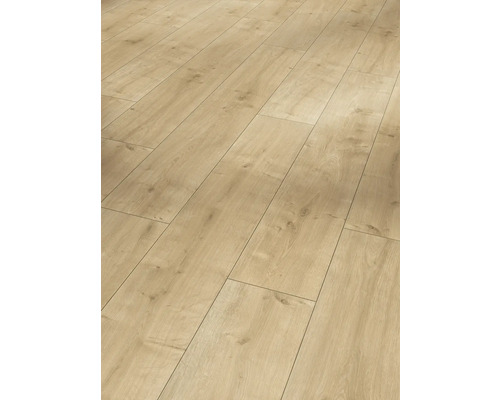 Položená laminátová podlaha s dřevěným vzhledem