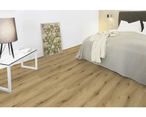 Světlá obývací místnost s dřevěnou podlahou, postelí, stolem a dekorací