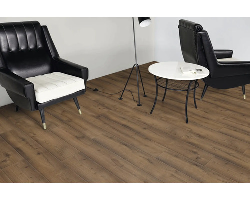 Obývací pokoj s laminátovou podlahou, křesly a stolem.