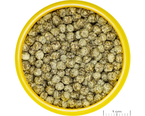 Pelety krmiva pro králíky ve žluté misce