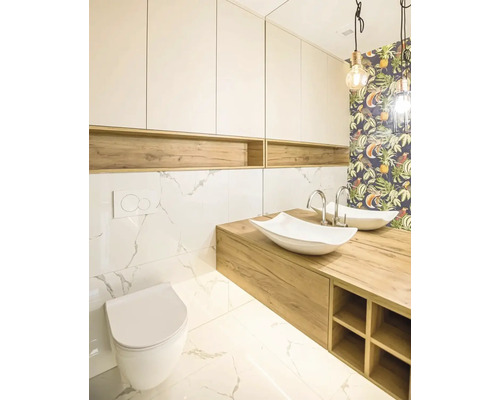 Světlá koupelna s dvojitým umyvadlem, úložnými skříňkami a toaletou