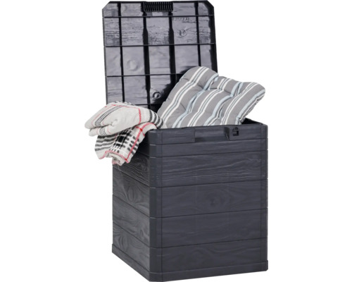 Otevřený úložný box z plastu s polštáři a dekou