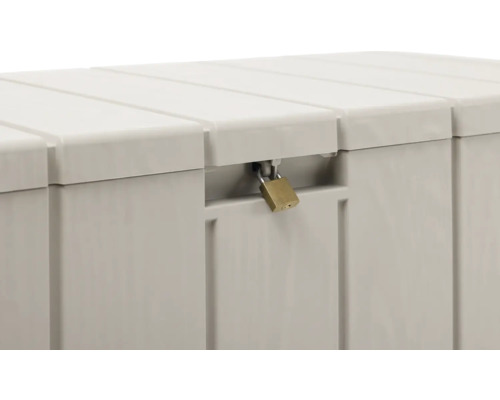 Detail úložného boxu s visacím zámkem pro zabezpečení obsahu.