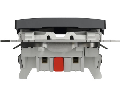 Detailní pohled na spínač s kovovými prvky a červeným tlačítkem